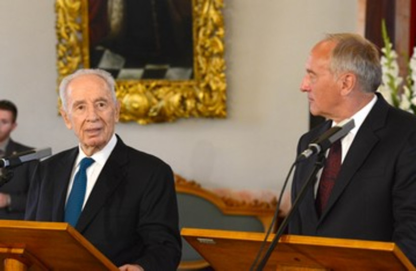 Israeli President Peres with Latvia President Riga