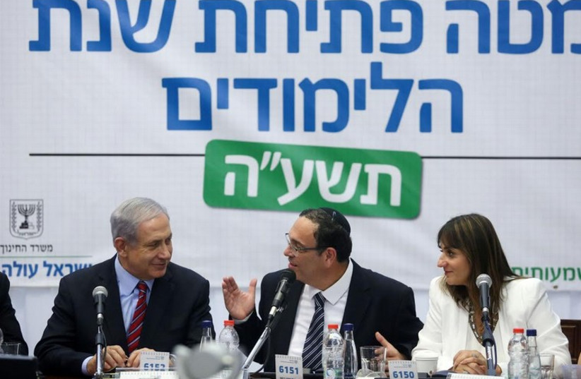Prime Minister Binyamin Netanyahu, then-Education Minister Shay Piron, and Education Ministry director-general Michal Cohen in 2014 (photo credit: MARC ISRAEL SELLEM)