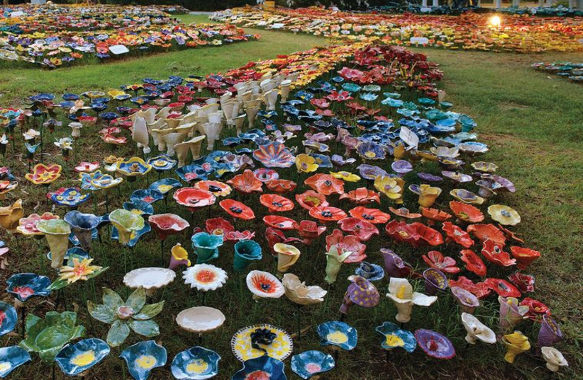 The 11,005 ceramic flowers that now adorn the lawns of the Eretz Israel Museum (credit: LEONID PADRUL)