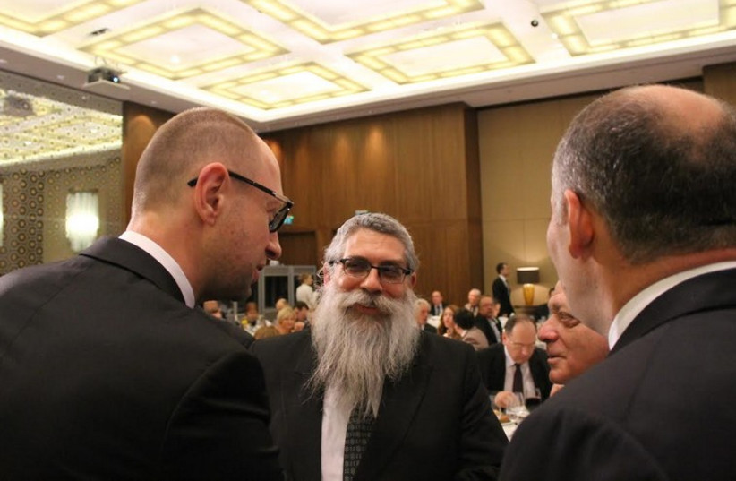 Ukrainian Prime Minister Arseniy Yatsenyuk and Chief Rabbi Yaakov Dov Bleich chat at a dinner in Kiev  (photo credit: SAM SOKOL)