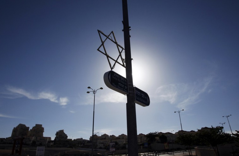 A Star of David decorates a lamp post in Maale Adumim, near Jerusalem  (photo credit: REUTERS)