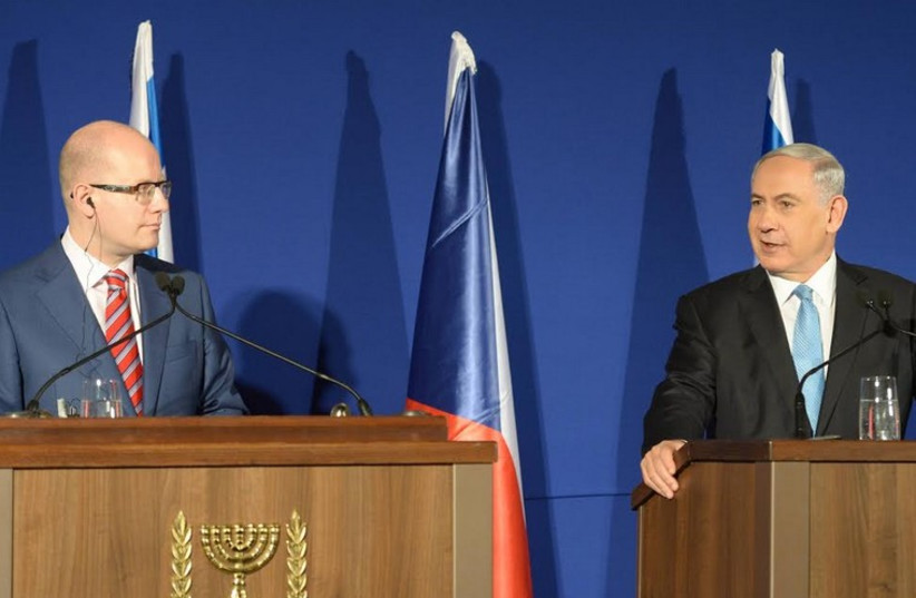 Prime Minister Benjamin Netanyahu meets with Czech PM Bohuslav Sobotka, Nov. 25 (photo credit: AMOS BEN GERSHOM, GPO)