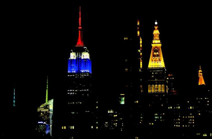 L'Empire State Building de New-York aux couleurs du drapeau français (photo credit: REUTERS)