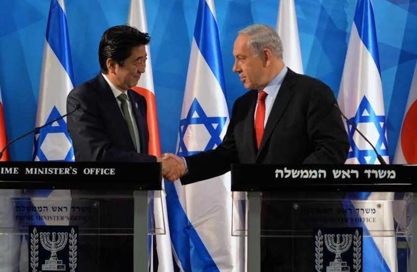 Prime Minister Benjamin Netanyahu (R) welcomes Japanese Prime Minister Shinzo Abe in Jerusalem (photo credit: KOBI GIDEON/GPO)