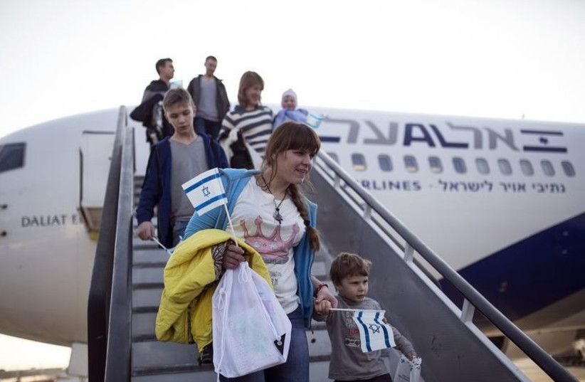 New immigrants from Ukraine make aliya, December 30, 2014 (photo credit: REUTERS)