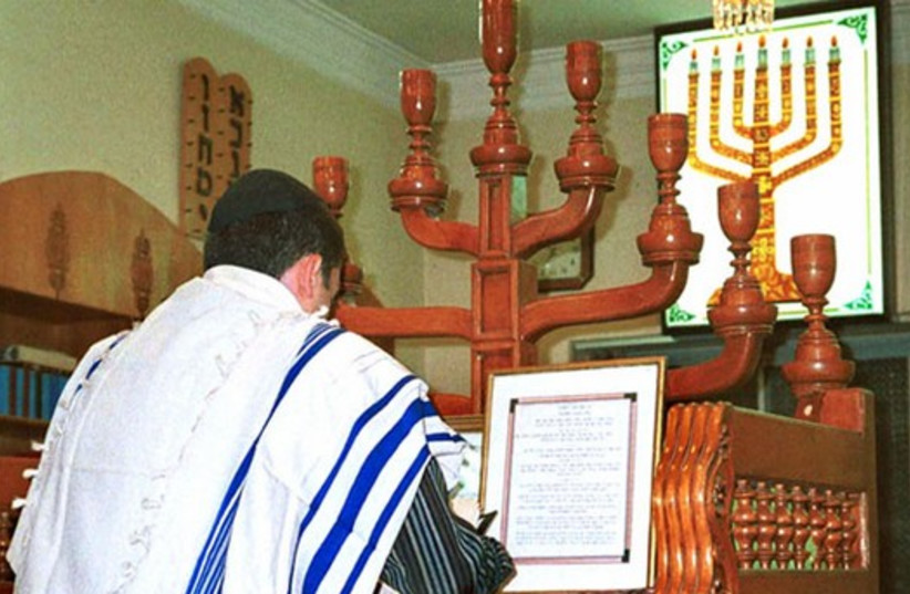 An Iranian Jew prays in a synagogue in Shiraz, Iran (credit: US STATE DEPARTMENT/WIKIMEDIA COMMONS)