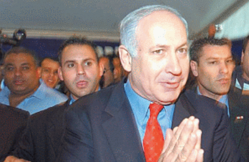 netanyahu clasps hands (photo credit: Ariel Jerozolimski)