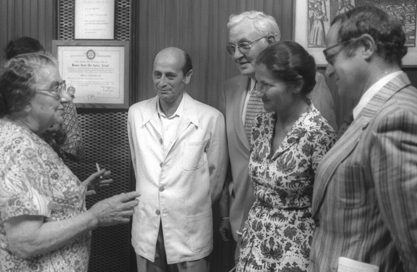 Simone Veil avec Golda Meir, en 1975 (credit: GPO)