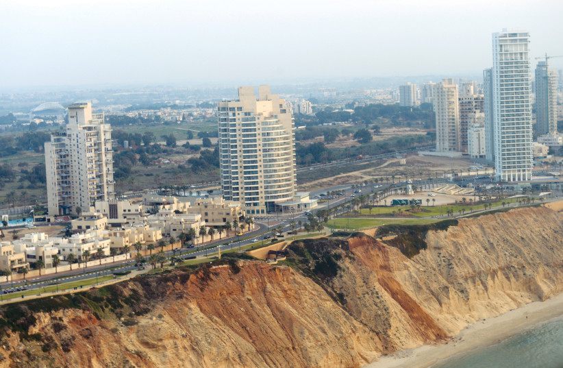 Une vue aérienne du bord de mer israélien (photo credit: GPO)