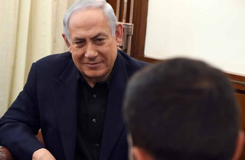 Prime Minister Benjamin Netanyahu meets in his office with Ziv the Israeli guard stabbed in the Jordan embassy complex (photo credit: CHAIM ZACH / GPO)