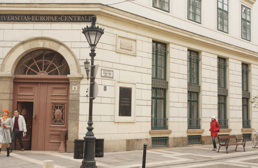 L'entrée de l'université d'Europe Centrale (photo credit: WIKIPEDIA)