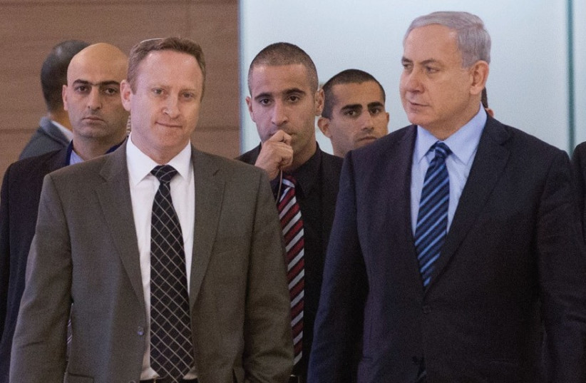 Prime Minister Benjamin Netanyahu and former chief of staff Ari Harow (credit: MIRIAM ALSTER/FLASH90)
