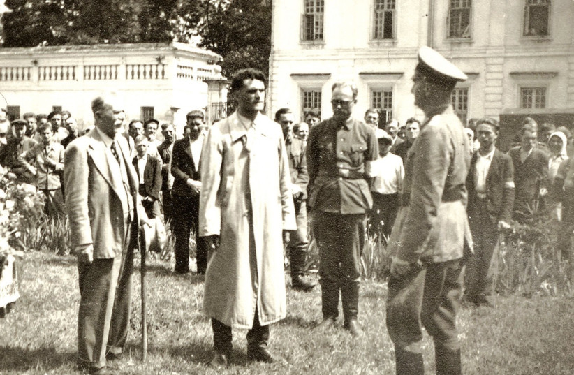 Ukrinian forces welcome Nazi officers 1941 (photo credit: Wikimedia Commons)