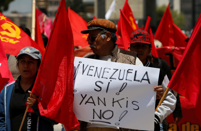 A man holds up a placard during a protest of civil organizations in support of Venezuelan President Nicolas Maduro's government, in Mexico City, Mexico August 12, 2017. The Placard reads: " ! Yes to Venezuela! and Not, Yankee! ". (photo credit: GINNETTE RIQUELME/ REUTERS)