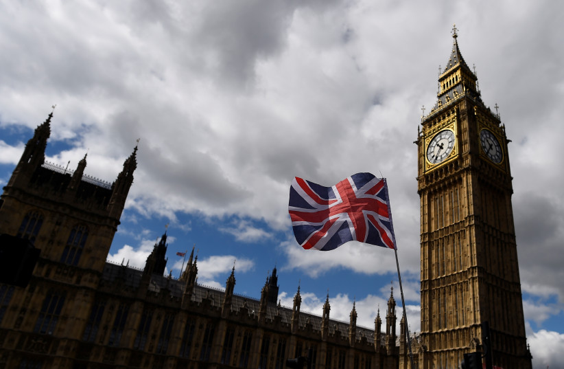 Флаг Союза развевается возле здания парламента в Лондоне, Великобритания, 7 июня 2017 года. (Фото: REUTERS)