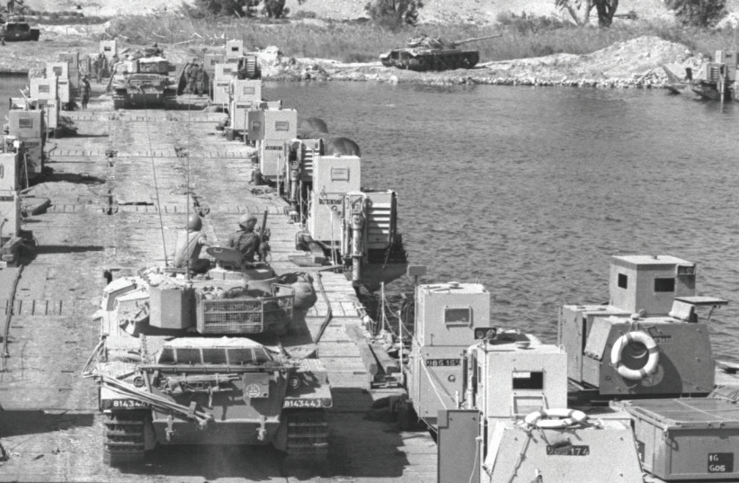 TANK reinforcements crossing to the bridgehead on the west bank of the Suez Canal during the Yom Kippur War, 1973.  (photo credit: NATIONAL PHOTO COLLECTION)