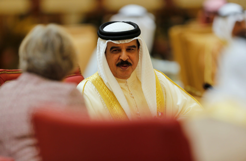 Bahrain's King Hamad bin Isa Al Khalifa (R) speaks to British Prime Minister Theresa May (L) during the first Gulf Cooporative Council's (GCC) " GCC British Summit", in Sakhir Palace Bahrain, December 7, 2016. (photo credit: HAMAD I MOHAMMED / REUTERS)