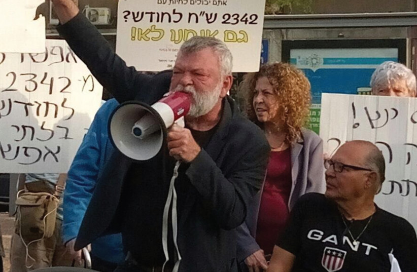 Meretz MK addresses minimum wage protestors (photo credit: ANAT VARDIMON)