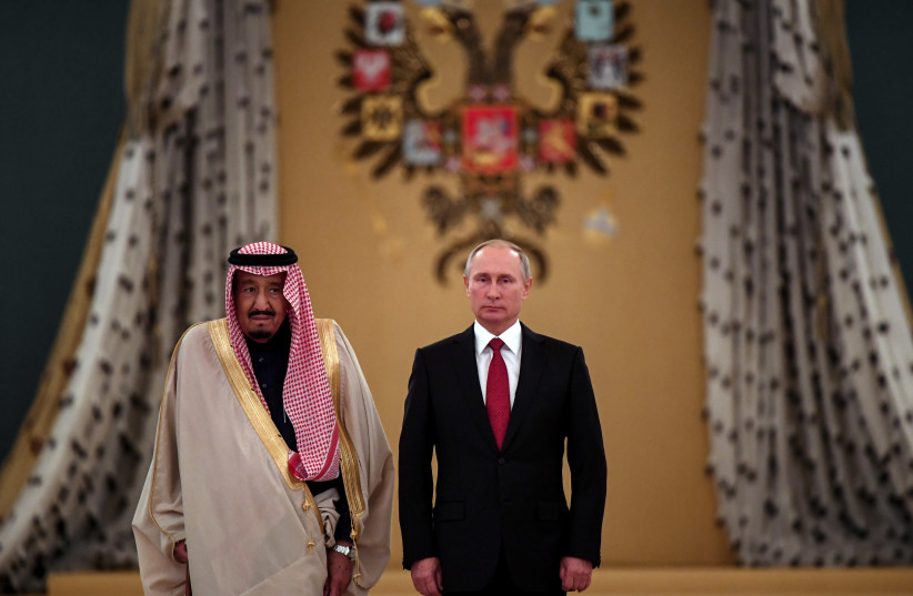 Russian President Vladimir Putin (R) and Saudi Arabia's King Salman attend a welcoming ceremony ahead of their talks in the Kremlin in Moscow, Russia October 5, 2017. (photo credit: REUTERS/YURI KADOBNOV/POOL)