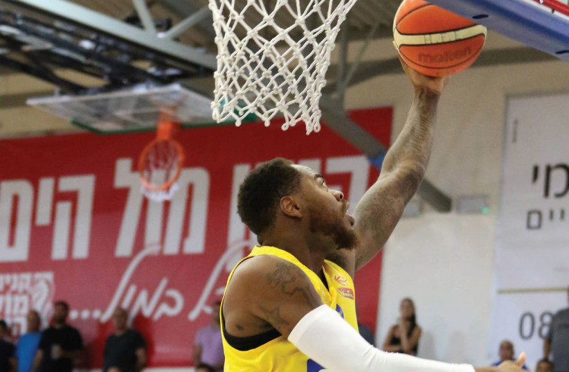 Maccabi Tel Aviv forward DeShaun Thomas scores two of his game-high 16 points in last night’s 82-68 win at Hapoel Eilat in BSL action. Maccabi visits Bamberg in its Euroleague opener on Thursday (photo credit: FRANCISCO DI STASIO/BSL)