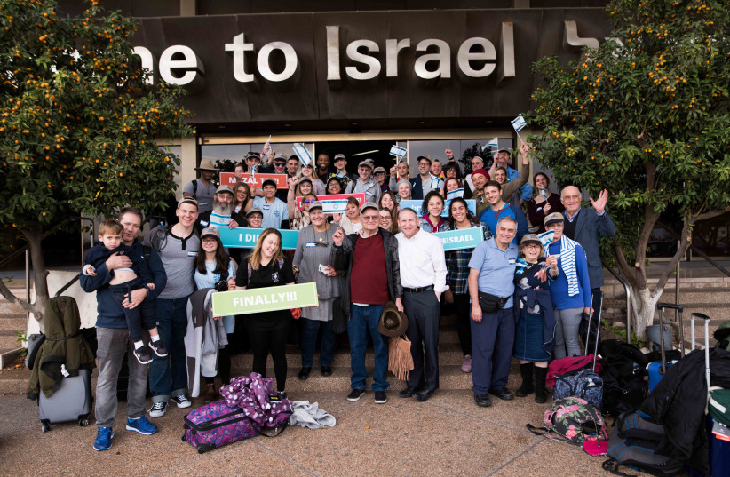 Rabbi Yehoshua Fass, Co-Founder and Executive Director of Nefesh B’Nefesh and Zev Gershinsky, Executive VP of Nefesh B'Nefesh, with new Olim at Ben Gurion Airport today (photo credit: BEN KELMER)