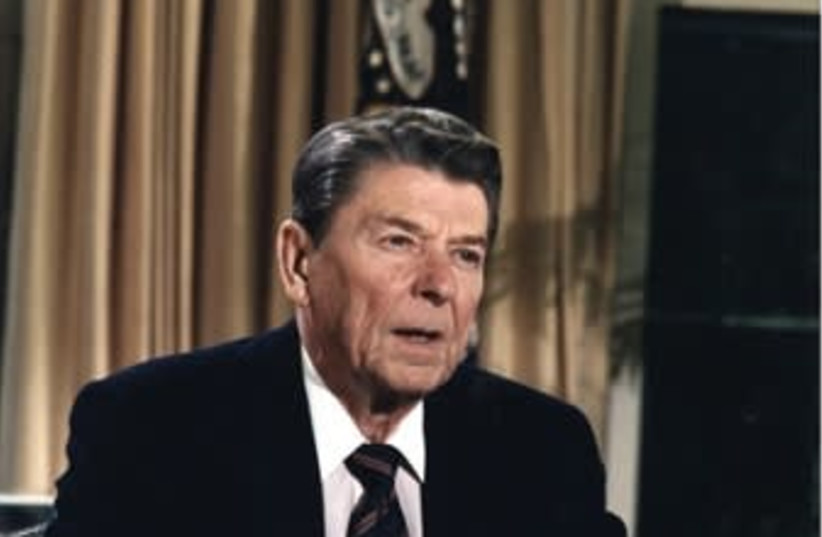 Former president Ronald Reagan addresses the nation from the Oval Office (photo credit: Wikimedia Commons)