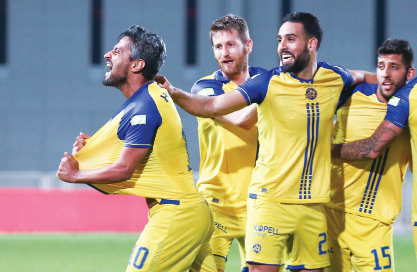 Maccabi Tel Aviv striker Barak Itzhaki (left) celebrates with teammates after scoring his team’s second goal in last night’s 3-1 win over Hapoel Ashkelon. (photo credit: DANNY MARON)