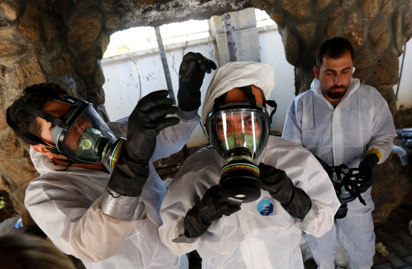 Syrian medical staff take part in a training exercise to learn how to treat victims of chemical weapons attacks, in a course organized by the World Health Organisation (WHO) in Gaziantep, Turkey (photo credit: MURAD SEZER/REUTERS)