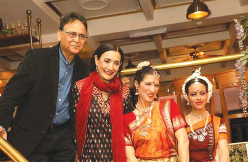 Vinod and Reena Pashkarna with Indian entertainers (photo credit: Courtesy)