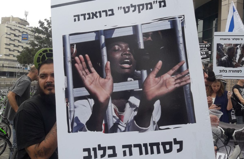 Crowds protest cancelling the UNHCR migrants deal outside the Ministry of Interior in Tel Aviv, April 3, 2018. (photo credit: TAMARA ZIEVE)