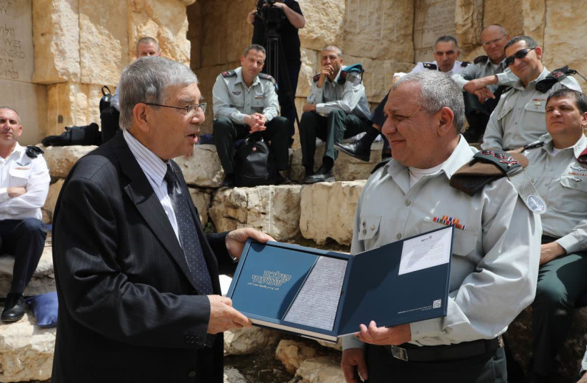Avner Shalev presenting the "Kolchem Shamati" anthology to IDF Chief of General Staff Lt. Gen. Gadi Eisenkot (photo credit: COURTESY YAD VASHEM)