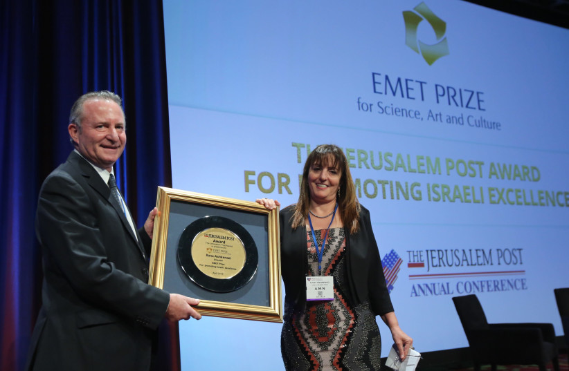 Award presentation to the EMET Prize Director, Ilana Ashkenazi, for Promoting Excellence Among Women in Israel, by The Jerusalem Report Editor Steve Linde at the 7th Annual JPost Conference in NY (photo credit: MARC ISRAEL SELLEM)