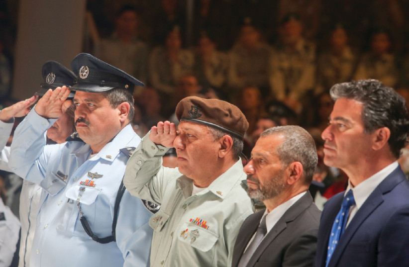 Police chief Roni Alsheikh and IDF Chief of Staff Lt.-Gen. Gadi Eizenkot salute at a Remembrance Day ceremony for Israel’s Fallen (photo credit: MARC ISRAEL SELLEM)