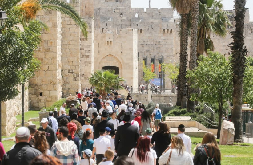 HUNDREDS OF tourists walk towards Jaffa Gate in Jerusalem (photo credit: MARC ISRAEL SELLEM)