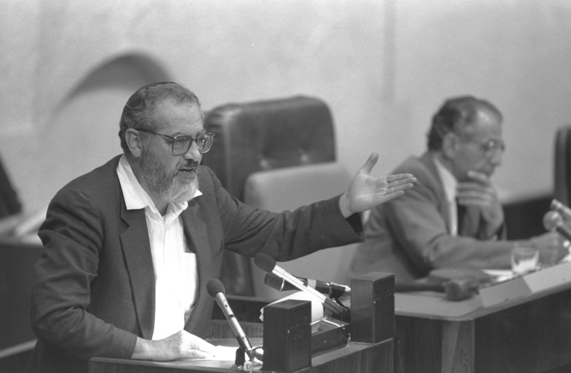Member of Knesset Meir Kahane of the Kach party (left) addressing the plenary session of Knesset, October 8, 1988 (credit: YAAKOV SAAR/GPO)