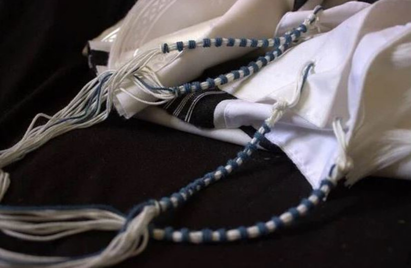 The tekhelet (indigo) strings on the tzitzit, as commanded in the Bible (credit: THE HEART OF ISRAEL)