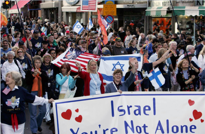 Тысячи христианских сторонников Израиля маршируют в Иерусалиме на ежегодном параде Праздника кущей. (Фото: МАРК ИЗРАИЛ СЕЛЛЕМ)