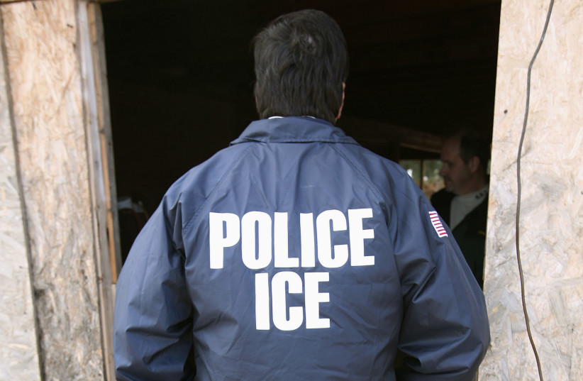 ICE agents make drug bust in Arizona desert (photo credit: JEFF TOPPING/REUTERS)