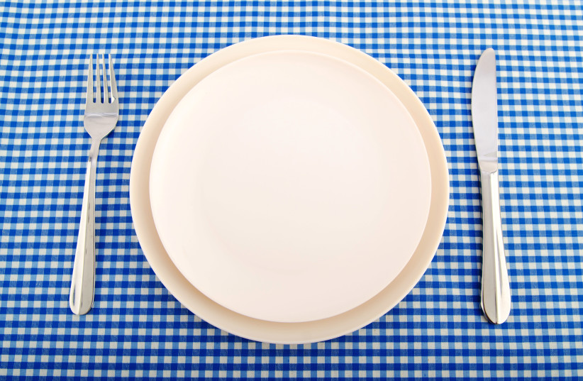 Empty plate with utensils (illustrative) (credit: INGIMAGE)