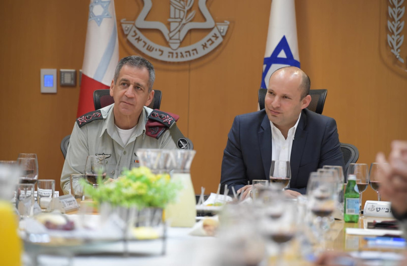 Le ministre de la Défense, Naftali Bennett (à droite) et le chef d'état-major des FDI, Aviv Kochavi (à gauche) (photo: UNITÉ DU PORTE-PAROLE DE L'IDF)