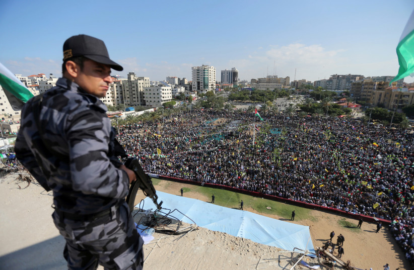 Un membre des forces de sécurité fidèle au Hamas monte la garde alors que les partisans de l'ancien haut responsable du Fatah, Mohammad Dahlan, participent à un rassemblement marquant l'anniversaire de la mort du dirigeant palestinien Yasser Arafat, à Gaza le 9 novembre 2017 (photo: REUTERS / IBRAHEEM ABU MUSTAFA)