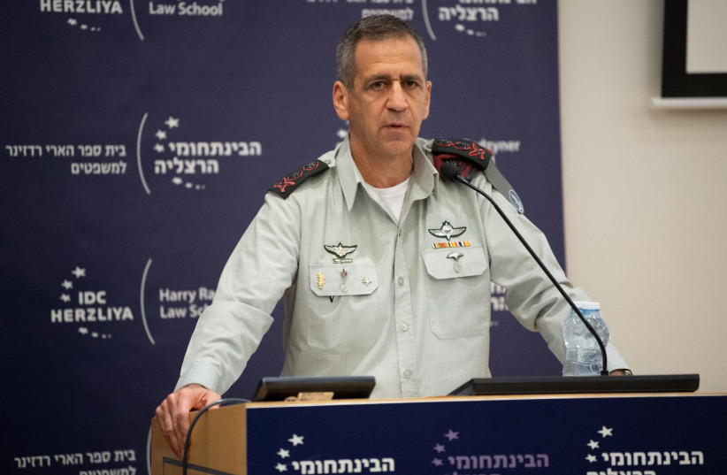 El Jefe del Estado Mayor de las FDI, el Tte. Gral. Aviv Kochavi, habla en una conferencia en honor del ex Jefe del Estado Mayor de las FDI, el Tte. Gral. Amnon Lipkin-Shahak. Amnon Lipkin-Shahak en el Centro Interdisciplinario IDC en Herzilya, 25 de diciembre de 2019 (crédito: IDF SPOKESPERSON'S UNIT)