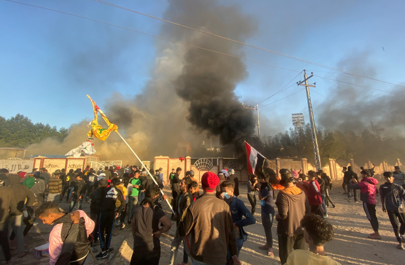 A headquarters building of Popular Mobilization Forces (Hashd al-Shaabi) burns after being torched by demonstrators during ongoing anti-government protests, in Nassiriya, Iraq January 5, 2020 (credit: REUTERS/STRINGER)