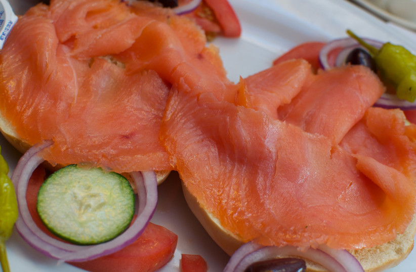 A classic bagel served with lox (credit: Wikimedia Commons)
