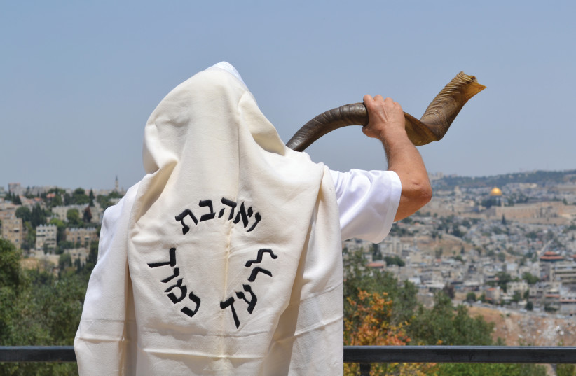 RABBI MOSHE SILVER blows a Yemenite shofar at the Jerusalem Promenade (credit: REZA GREEN)