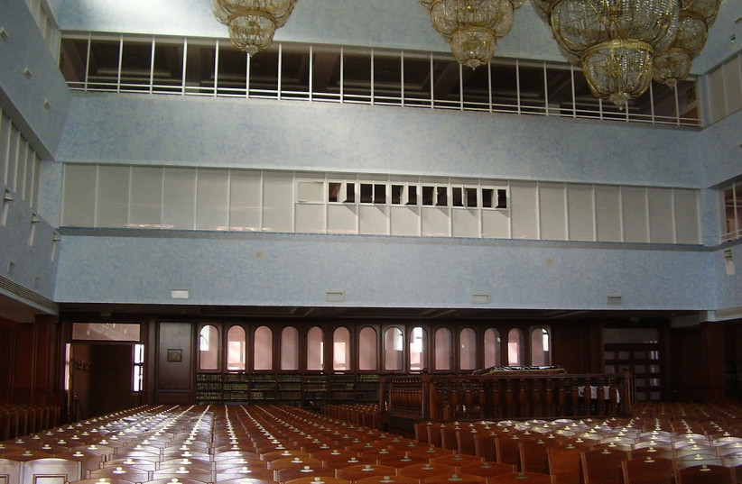 Belz Great Synagogue (credit: Wikimedia Commons)