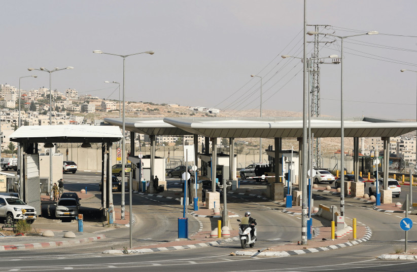 THE HIZMA checkpoint on the outskirts of Jerusalem. (credit: AMMAR AWAD / REUTERS)
