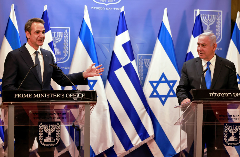 Ο Έλληνας Πρωθυπουργός Κυριάκος Μητσοτάκης μιλά δίπλα στον Ισραηλινό πρωθυπουργό Μπενιαμίν Νετανιάχου μετά τη συνάντησή τους στο γραφείο του πρωθυπουργού στην Ιερουσαλήμ, στις 8 Φεβρουαρίου 2021. (credit: MENAHEM KAHANA/POOL VIA REUTERS)