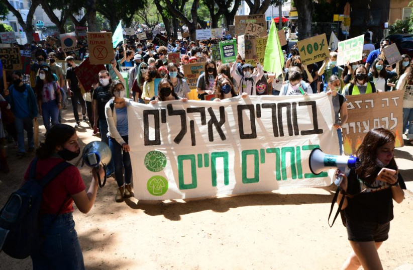 Thousands of Israeli youth protesting the climate crisis in Tel Aviv, March 19, 2021.  (credit: AVSHALOM SASSONI/MAARIV)