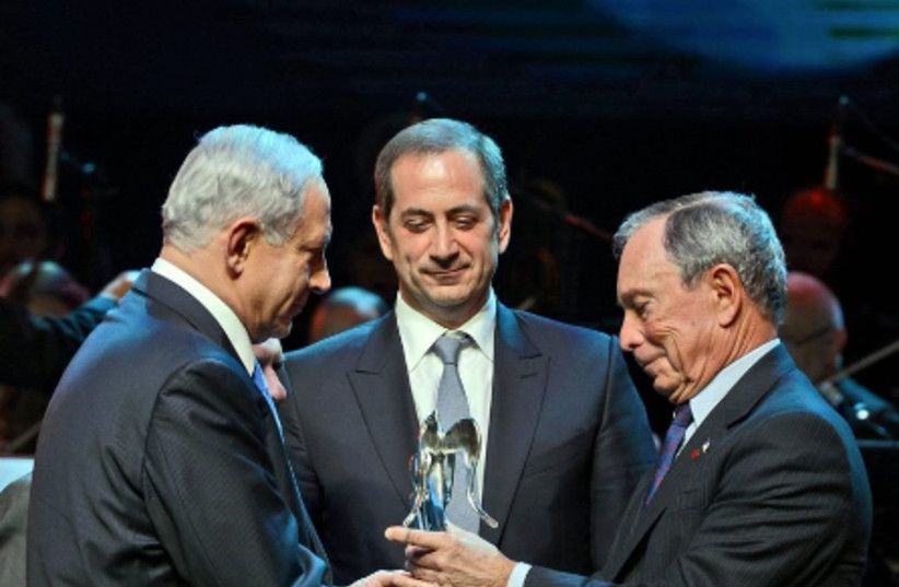 Michael  Bloomberg receiving Genesis Prize from Israeli Prime Minister Benjamin Netanyahu and Genesis Prize Chairman Stan Polovets (credit: MOSHE MILNER)
